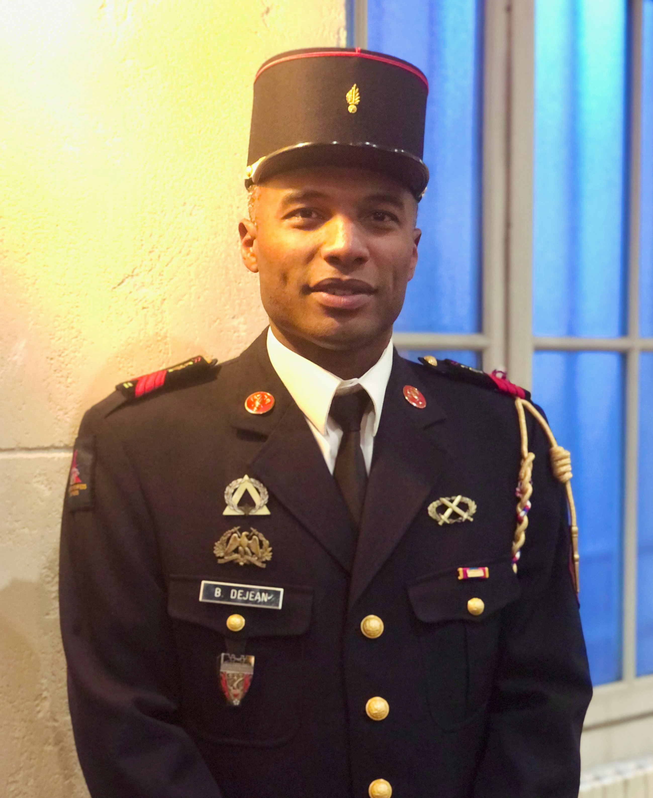 Brice Dejean en uniforme de cérémonie de la Brigade des Sapeurs-Pompiers de Paris